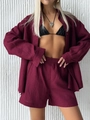 Dettaglio del set in lino bordeaux con camicia a maniche lunghe e pantaloncini - S / Rosso Scuro