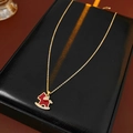 Dettaglio della collana placcata oro con ciondolo a cavallo rosso su scatola nera - 1# Collana Cavallo Rosso Oro