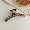 Dettaglio macro della molletta per capelli leopardata retrò francese in stile raffinato - Leopardo Chiaro