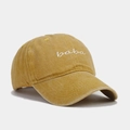 Detailaufnahme der vintage senfgelben Baumwoll-Baseballkappe mit weißer baba Stickerei - Verstellbar / Gelb