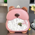 Detalle de mochila rígida rosa para niños con orejas de oso 3D y adorno de bellota - Marrón