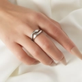 Bague moderne minimaliste argentée avec texture fluide irrégulière et fini métallique - Style à Vagues Irrégulières (0043) / 2 Pièces/Ensemble / Or blanc