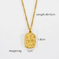 Vue détaillée du pendentif rectangulaire doré avec texture étoile et mesures de taille - Étoile Carrée