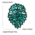 Vintage smaragd kristallen broche met afmetingen 6,0 cm bij 4,6 cm op witte achtergrond - Groen