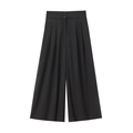 Detailansicht der schwarzen Weitbeinhose mit hohem Bund, Doppelknöpfen und Falten - XS / Schwarze Hose