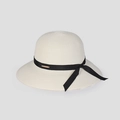 Dettaglio di cappello di paglia beige con trama intrecciata fine e nastro nero elegante - M (56-58cm) / Bianco