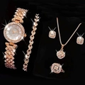 Set de reloj de cuarzo oro rosa con strass, pulsera, collar, pendientes y anillo en fondo negro - Oro Rosa Conjunto 1