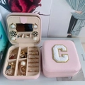 Boîte à bijoux portable en cuir PU rose avec miroir et broderie lettre C - Lettre C / Rose
