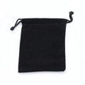 Detalle de una bolsa de terciopelo negro con cordón para guardar joyas y accesorios - Bolsa de Terciopelo Negro