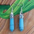 Dettaglio macro di orecchini a pilastro esagonale in turchese con ganci argentati - Turchese Blu
