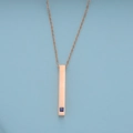 Détail du collier barre en or rose avec une pierre précieuse bleue carrée incrustée - Longueur de chaîne 50+5cm / Or Rose Homme (Zirconia Bleu)