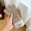Gestrickte Winterhandschuhe in Camel mit beigen Fingerspitzen und Leder-Patch-Detail - Touchscreen NLD-Stil Khaki
