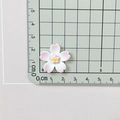 Vista macro detallada que muestra el tamaño del accesorio de flor de cerezo de resina de 2cm - Sakura Grande / Blanco (Grande)