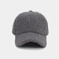Dettaglio del tessuto in pile grigio e delle cuciture di un cappello invernale - Regolabile / Grigio Medio