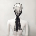 Detalle de tocado de malla negra con pedrería brillante y cola larga en un maniquí - 110CM de Largo / Negro