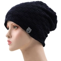 Détail du bonnet en maille bleu foncé à motif damier avec étiquette tigre sur fond blanc - Taille unique / Bleu marine