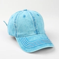 Dettaglio del cappellino in cotone azzurro con tessuto lavato e triple cuciture bianche - Blu lago