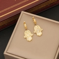 Orecchini a mano di Fatima dorati con intarsio bianco in un elegante stile retrò - Orecchini a Pendente Mano di Fatima