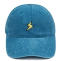 Dettaglio del ricamo a fulmine giallo su un cappello da baseball blu pavone lavato - Blu lago
