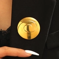 Spilla a spirale dorata minimalista con finitura lucida sul bavero di un blazer - Oro 18k (10472)