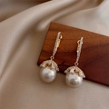 Élégantes boucles d'oreilles dorées avec perles et zircons sur tissu en soie - Or champagne