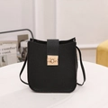 Borsa a tracolla nera motivo litchi con chiusura in metallo dorato per donna - Nero