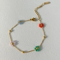Bracciale in acciaio al titanio dorato con piccoli fiori colorati e chiusura a moschettone - Bracciale da 17+4cm Multicolore