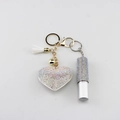 Llavero de corazón con diamantes de imitación y frasco con borlas blancas y campana - Blanco