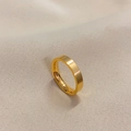 Anello classico in acciaio inossidabile placcato oro 18k su tessuto beige strutturato - US 5 / Oro