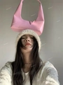Gros plan détaillé d'un sac à bandoulière rose en cuir verni avec une finition brillante - Rose