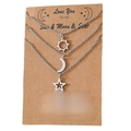 Dreiteiliges silbernes Edelstahl-Halsketten-Set mit Sonne Mond Stern auf Geschenkkarte - Sonne Mond Stern Karte / Silber