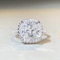 Macro shot of cushion-cut moissanite ring with side diamonds and silver plating - US 5 / Cushion Halo 5ct-Silver