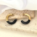 Détail de boucles d'oreilles créoles en C en métal poli doré et résine noire brillante - Or + Noir