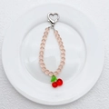 Bijou de téléphone en perles roses avec pendentif cerise et fermoir cœur argent - Pendentif Cerise Rouge