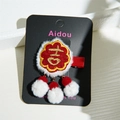 Detalle de pinza para pelo festiva roja con bordado Ji dorado y adorno de felpa blanca - Estilo de Pompones de Flores Bordados 'Ji' Rojos