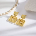 Dettaglio di orecchini quadrati dorati con cuore traforato e trama metallica martellata - Stile Cuore Quadrato Oro (ZYN-DME591G)