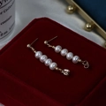 Eleganti orecchini lunghi con perle e perni in argento S925 dorato su velluto - Orecchini a lobo in perla a 2 modi