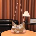 Chique lederen onderarmtas in patchwork-design op een rustieke houten tafel - Roze Mix