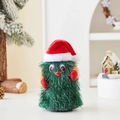 Detail van een dansende pluche kerstboom met een rode muts en vrolijk gezicht - Klein