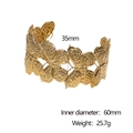 Details des 35mm breiten goldenen Schmetterlingsarmreifs mit feiner Metallstruktur - Gold