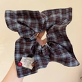 Roodbruine geruite scrunchie met vintage label en decoratieve glanzende kralen - Vierkante Sjaal Scrunchie / Blauwe Ruit Sjaal Stijl