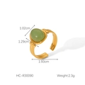 Dettaglio di un anello regolabile in oro con tre scanalature e una pietra verde - Stile Pietra Preziosa Verde Ovale (HC-R30090)