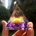 Pyramide d'énergie orgone avec cristaux violets et tourbillon doré en résine - Style 43