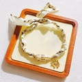 Zijden sjaal ketting met Parijs print en gouden madeliefjes hanger op houten display - Madeliefje Hanger Met Parijs Print Sjaal (KB207975-SXSJ)