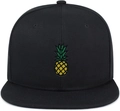 Dettaglio del ricamo a forma di ananas giallo su un cappello snapback nero piatto - Regolabile / Nero