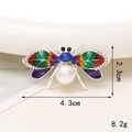 Vista macro dell'ape di cristallo con ali colorate, perla e misure di 4,3cm x 2,3cm - D1234 Ape