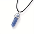 Vue macro détaillée d'un pendentif en cristal bleu hexagonal avec cordon en corde noir - Lapis-lazuli