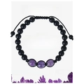 Vista macro de pulsera de amatista con tarjeta informativa sobre propiedades curativas - Pulsera de Amatista