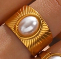 Bague géométrique en acier doré sertie d'une perle blanche sur anneau large - Style Perle Artificielle