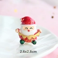 Macro-opname van Kerstman harsfiguur met glitters voor DIY telefoonhoesjes - Kerstman met Gouden Vlag